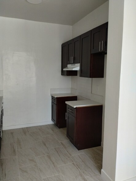Building Photo - 901 S Kingsley Dr