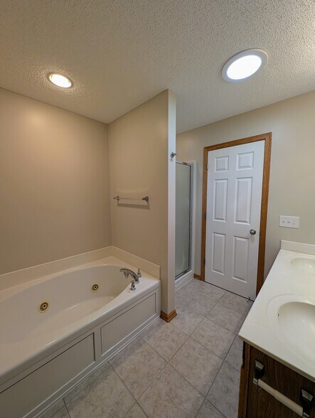 Building Photo - 594 Sutherland Dr