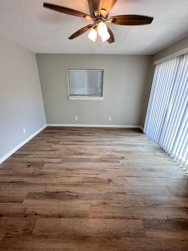 Building Photo - 2120 La Veta Dr