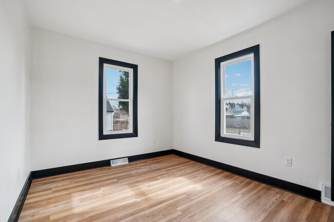 Building Photo - 5039 26th Ave