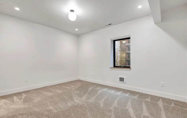 Building Photo - Beautiful Modern Condo in Rattlesnake