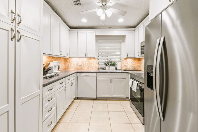 Building Photo - 9126 E Highland Pines Blvd