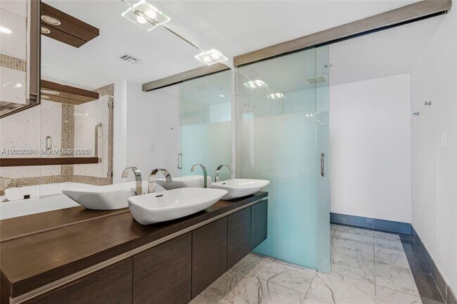 Building Photo - 200 Biscayne Blvd Way