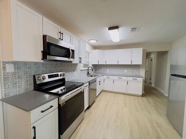 Building Photo - Newly Remodeled 4 Bedroom/1 Bathroom Home