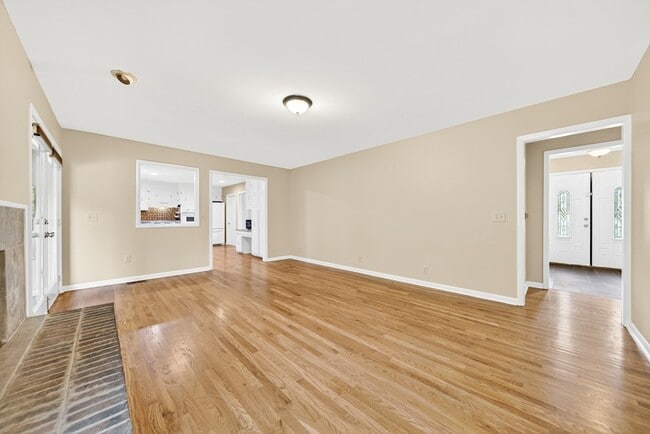 Building Photo - 121 Caldwell Dr
