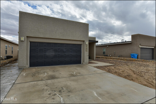 Building Photo - 432 Stetson Dr