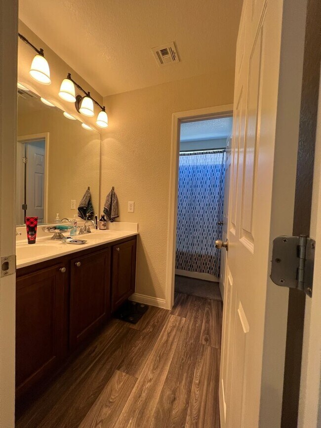 Building Photo - ABSOLUTELY AMAZING! Large 4 bedroom 2 stor...