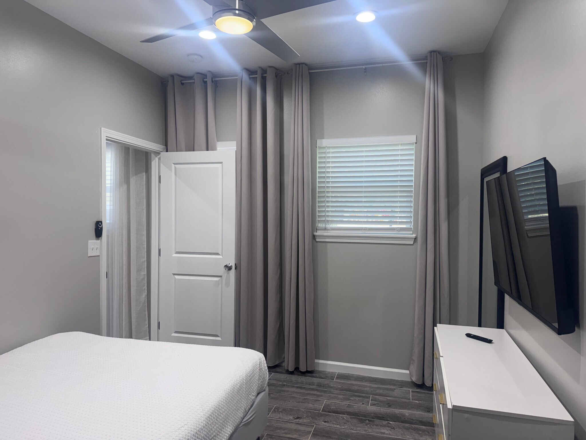 Building Photo - 6615 Tippin Ave