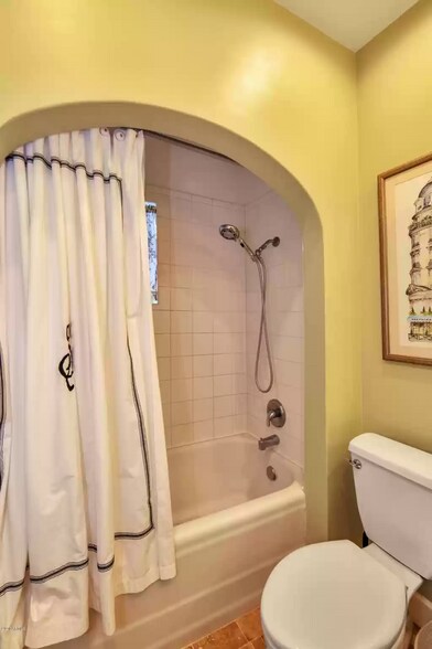 Bathroom - 712 W Manhatton Dr