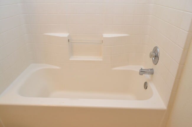 Building Photo - SW - ROOMY 3 BEDROOM 2.5 BATH TOWNHOME - 8...