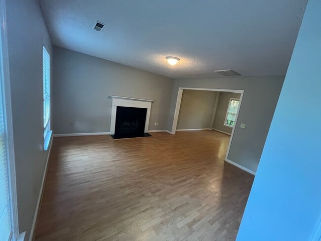 Building Photo - Lovely 3 bedroom, 2.5 bathroom 2-story hom...