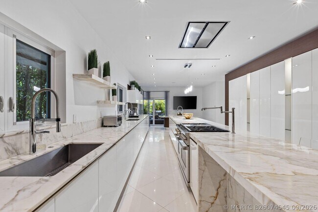 Building Photo - 11700 SW 22nd Ct