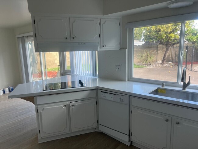 Building Photo - Moffett tract 5 bedroom home with pool in cul-de-sac