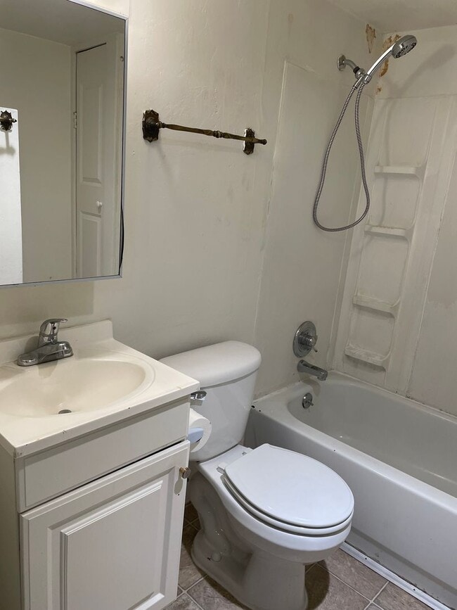 Building Photo - Nice 1 Bedroom 1 Bath Duplex