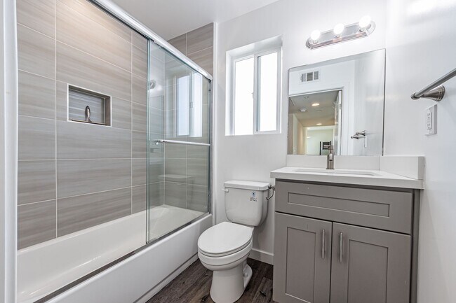 Building Photo - 1121 N Berendo St