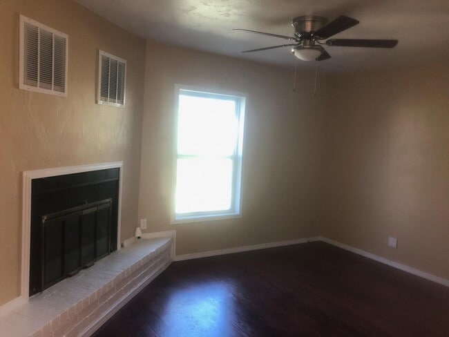 Building Photo - 2 bedroom + 2 Living Rooms and Utility Room