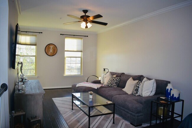 Building Photo - Beautiful Modern 3 Bedroom