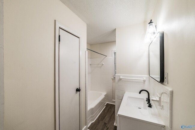 Building Photo - 307 Meadowbrook Dr SE