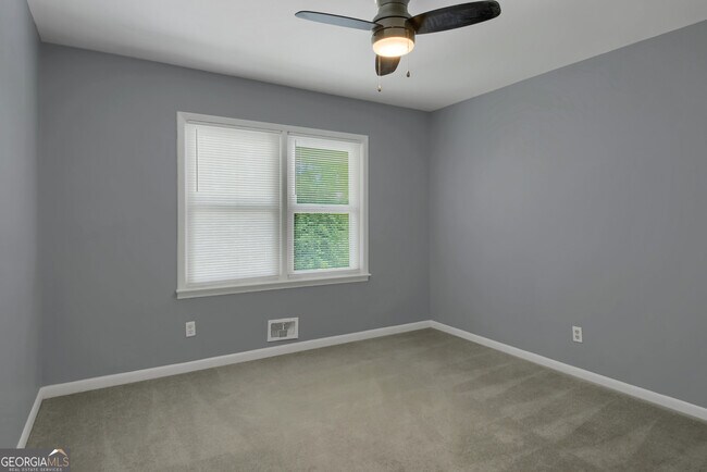 Building Photo - 137 Hillcrest Dr SE