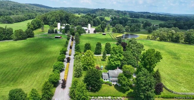 Building Photo - 2039 Salt Point Turnpike