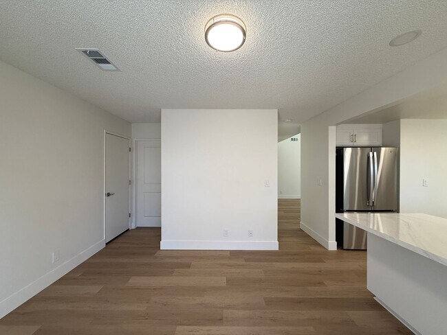 Building Photo - 1120 Village Dr