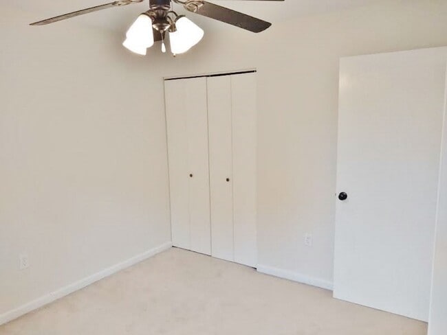 Building Photo - 2 Bed / 1 Bath Townhome