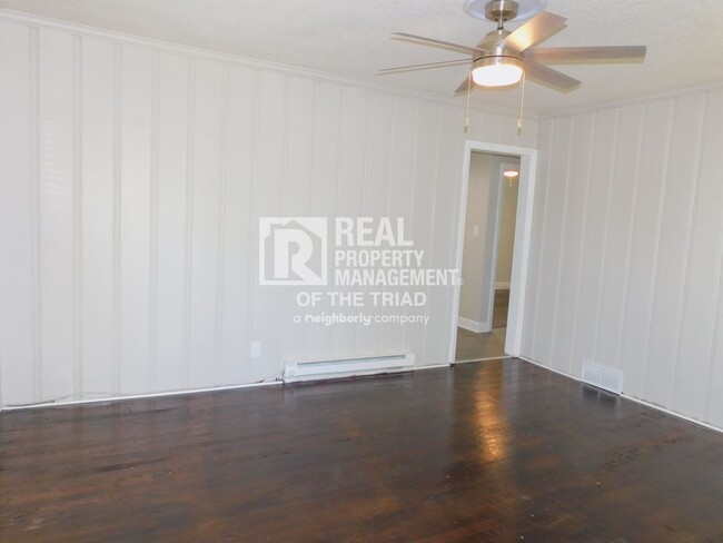 Building Photo - Available Now - 2 Bedroom/ 1 Bathroom Home...