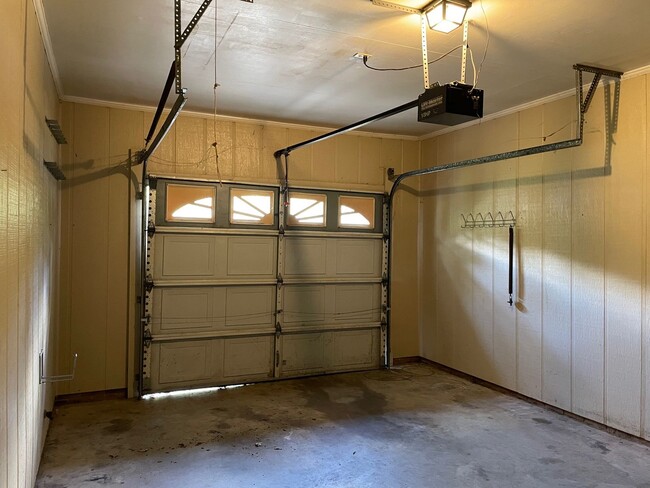Building Photo - Beautiful 3 bed, 2 bath brick home located...