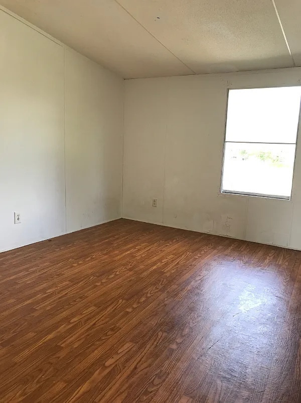 Building Photo - 3 Bedroom 2 bathroom