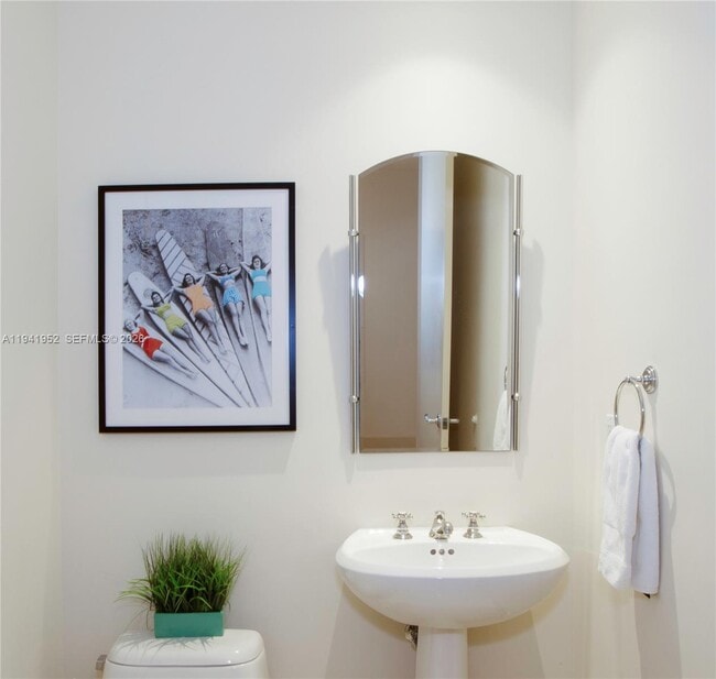 Building Photo - 100 South Pointe Dr