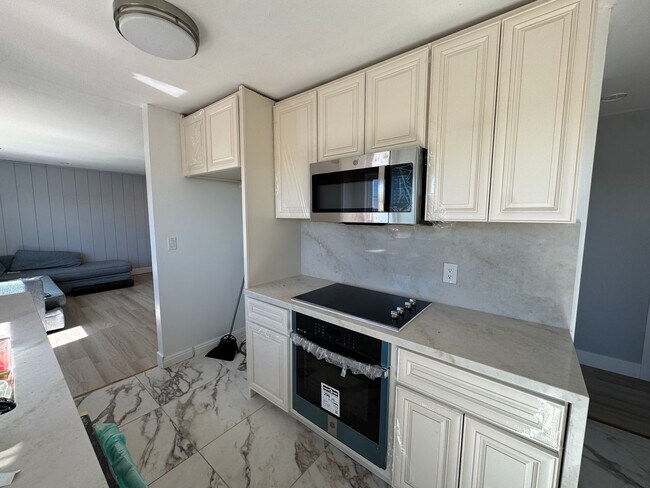 Building Photo - 3 Bedroom - 2 Bathroom