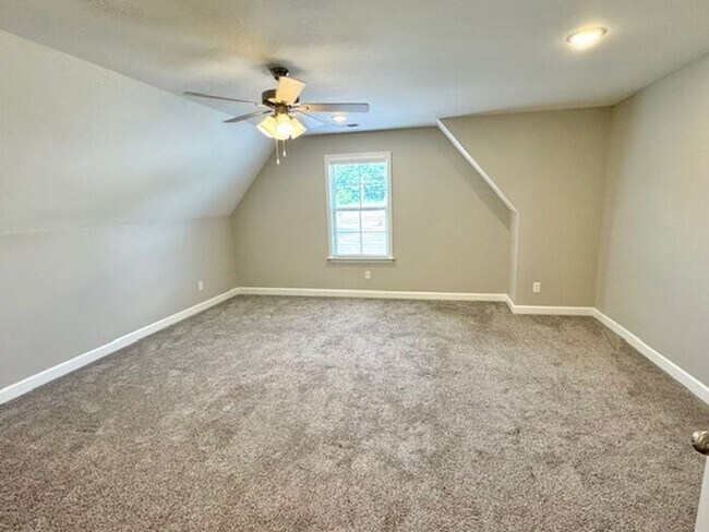 Building Photo - Now Leasing a 5-bedroom 3 bath home in Hor...