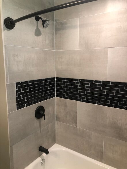 Main Bathroom Tub/Shower - 415 Ogburn St