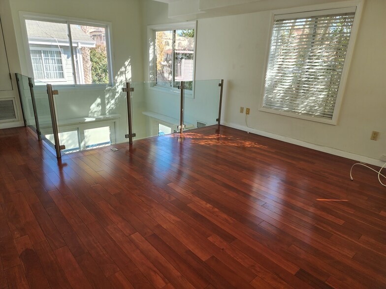 Building Photo - 10389 Almayo Ave