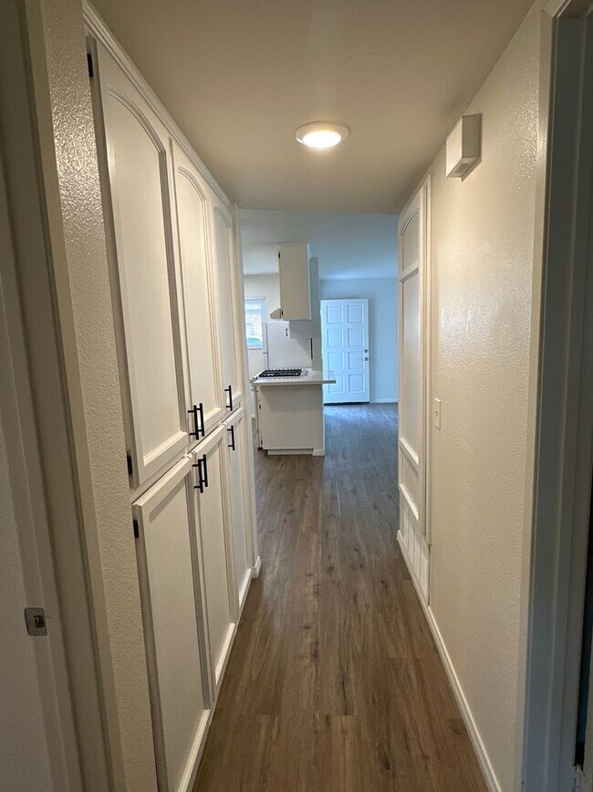 Building Photo - 408-14 Delaware St