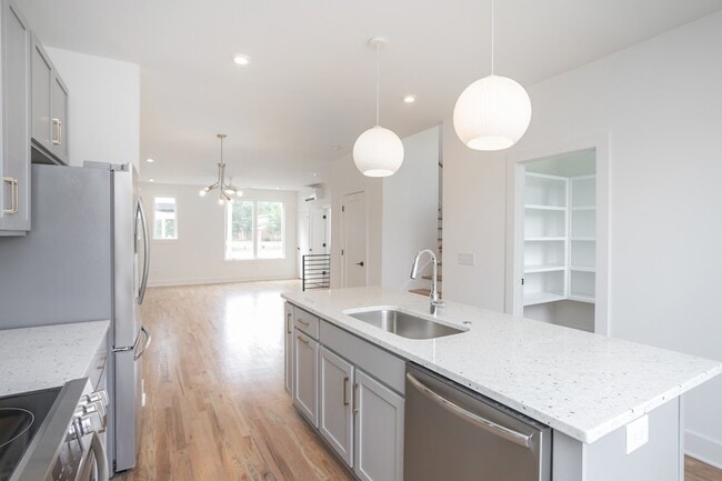 Building Photo - 522 Cliff Cir