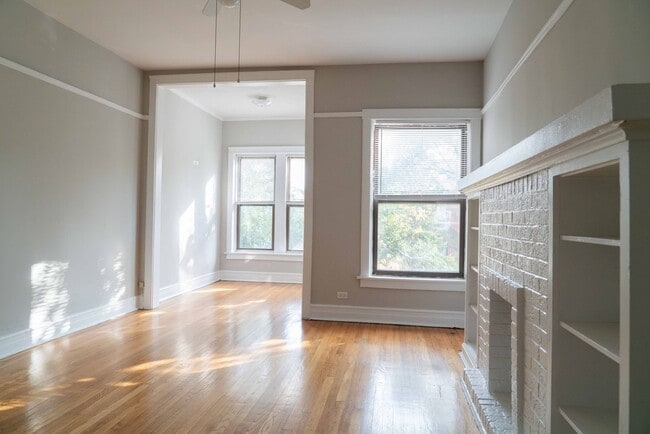 Building Photo - Uptown / Ravenswood - Studio - w/ Decorative Fireplace