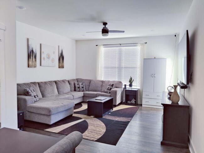 Building Photo - 4 Bedroom Townhome for Rent Apex