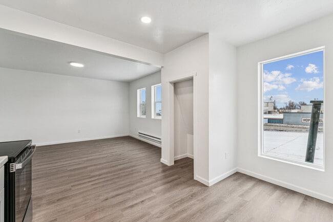 Building Photo - 913 1/2