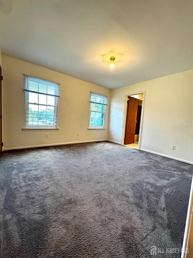 Building Photo - 2703 Deerfield Dr