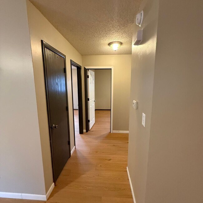 Building Photo - 2 Bedroom Home with unfinished Basement In SE Springfield