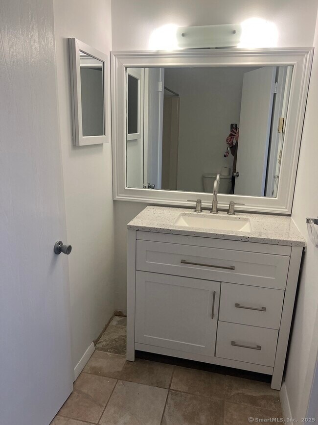 Building Photo - 7 Padanaram Rd