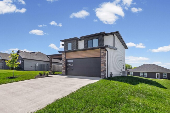 Building Photo - 3400 Naples Dr
