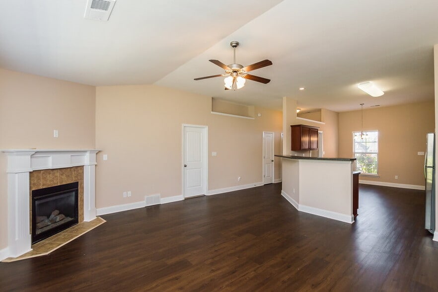 Building Photo - 2952 N Hartland Dr