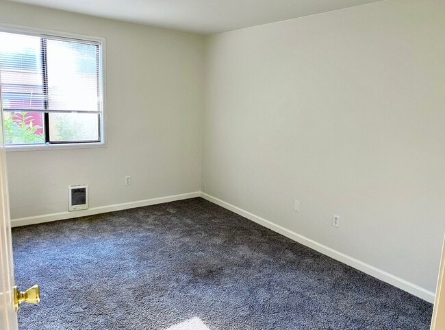 Building Photo - 12736 NE 116th Ln