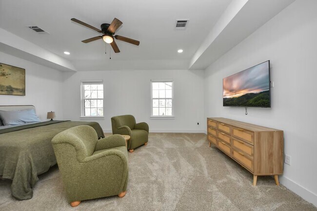 Building Photo - 6747 Peerless St