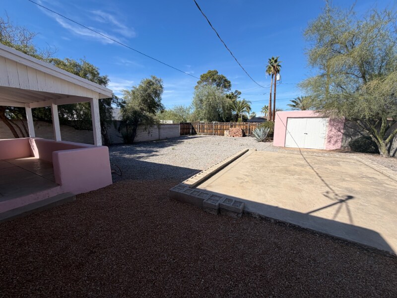 Building Photo - 1827 E Linden St