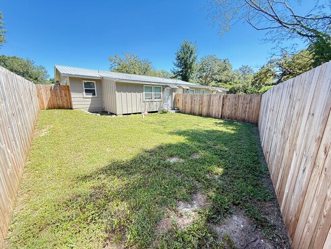 Building Photo - 116A Montrose Dr