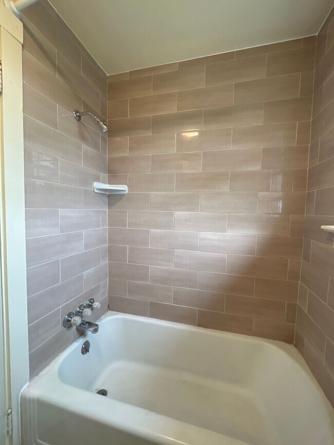 Building Photo - Two Bedroom apartment near engineering and...