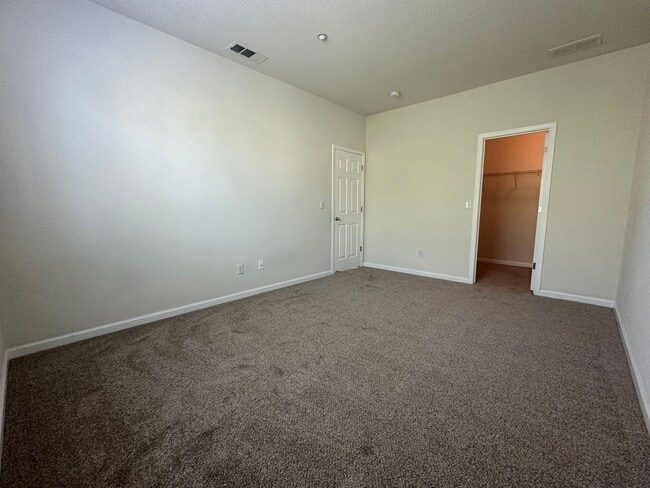 Building Photo - Gorgeous 3 Bed / 2.5 Bath Home in Desirable Rose Garden Community!